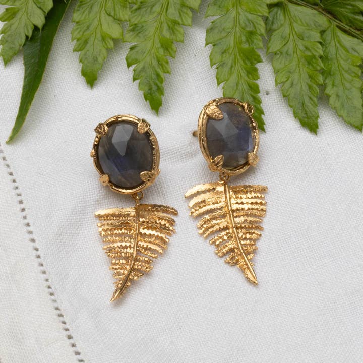 Amanda Coleman Jewelry – Großhandel Ohrhänger – Botanische Nest-Ohrringe mit Farnanhänger und Labradorit-, Rubin- oder Kyanit-Edelstein12