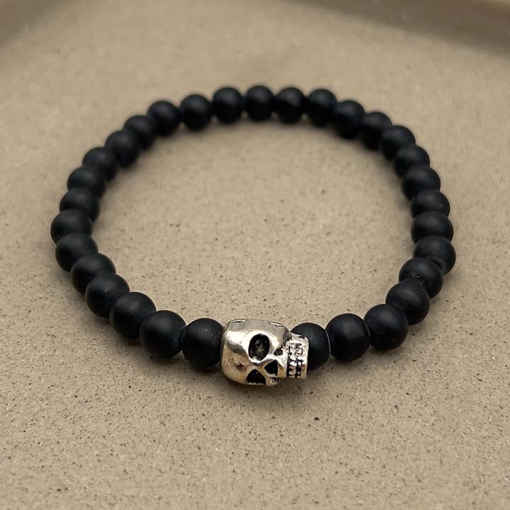 Mattschwarzes Perlensilber-Totenkopf-Armband für den Großhandel von Avalon Days