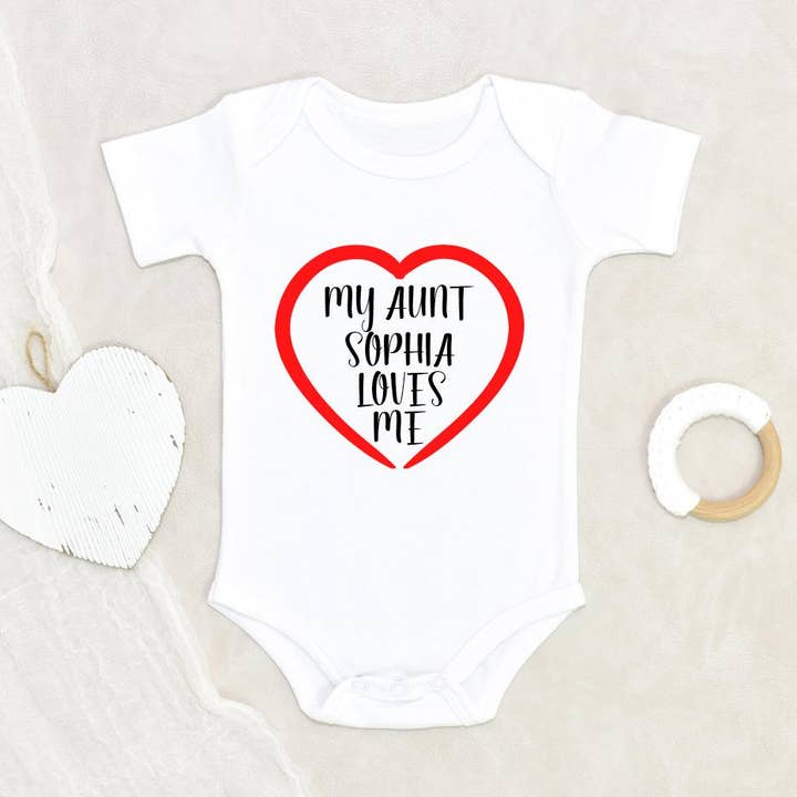 Herz-Einteiler - Boho-Baby-Strampler - Lustiger Einteiler - Meine Tante liebt mich personalisierter Einteiler - Tantchen Geschenk - Individuelle Babykleidung für den Großhandel von NewBabyWishes
