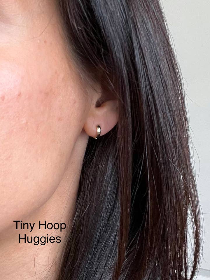 Boucles d'oreilles Tiny Hoop Huggie pour la vente par Lift Jewelry Company