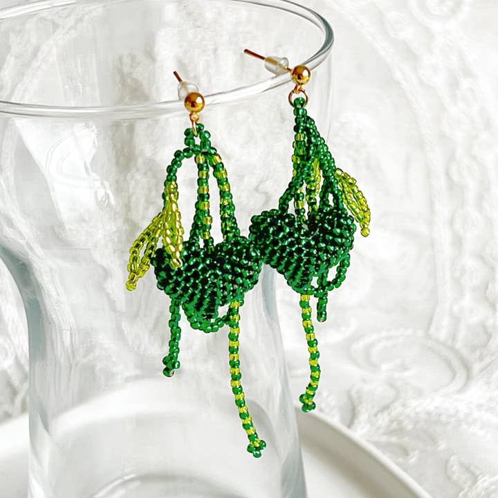 Groene kralenoorbellen met hart en bladeren voor wholesale door Ninaouity