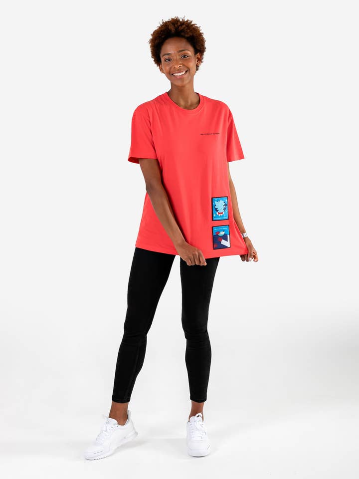 LA T-SHIRT GRAFICA — PATCH ROSSO per la vendita all'ingrosso da parte di DELICIOUSLY HUMAN