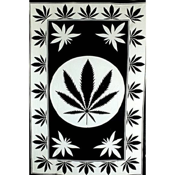 Tapisserie encadrée de feuilles de marijuana format double pour la vente par Wild Lotus