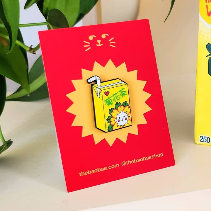 Vita Chrysanthemum Te Emalje Pin for engroshandel hos The Bao Bae