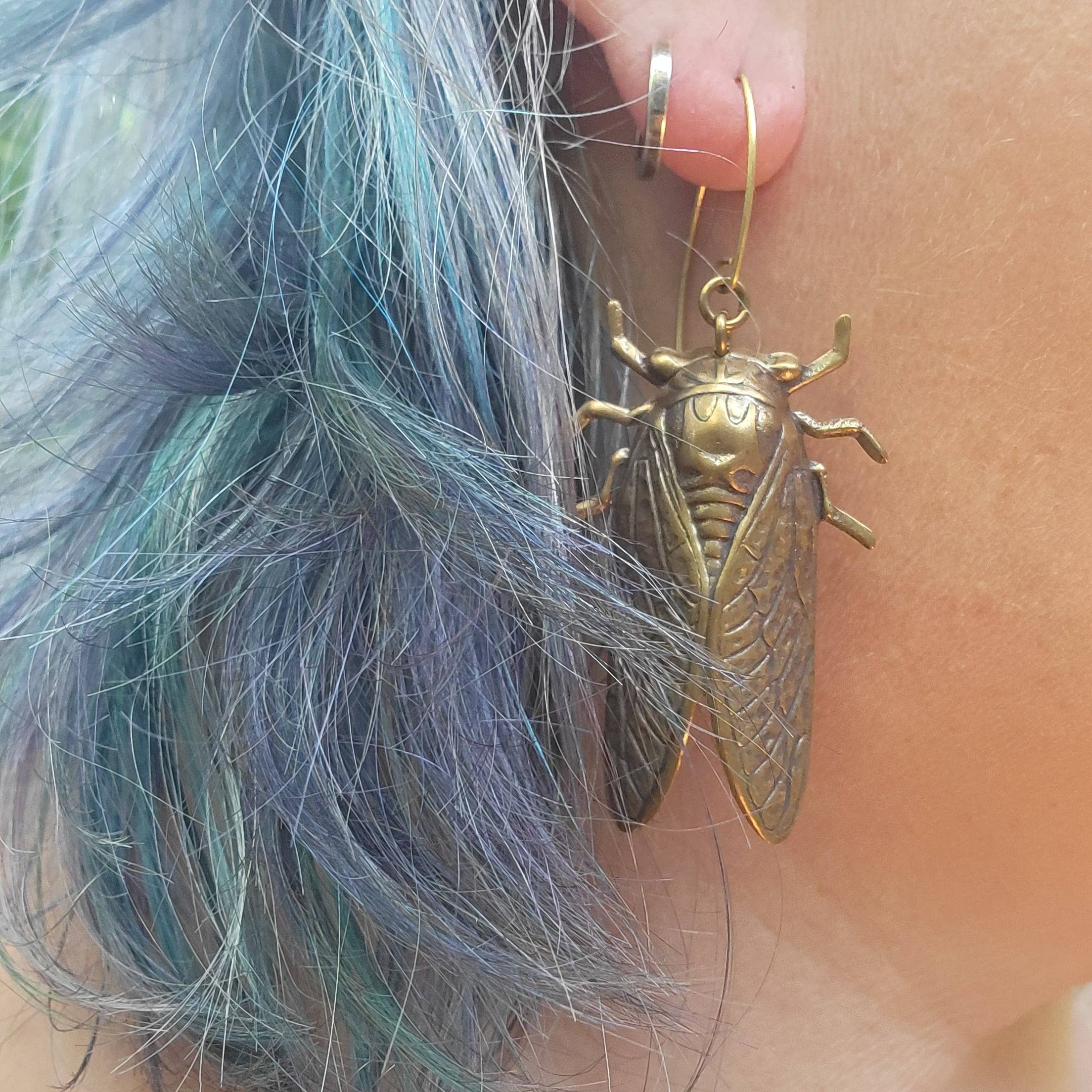 Verdilune – Engroshandel Hængeøreringe og creoløreringe – Cicada øreringe i antikke messing3