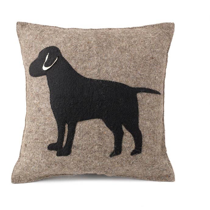 Handgemaakte Kussen - Zwarte Labrador op Grijs - 20", Cadeau voor Hondenliefhebbers voor wholesale door Arcadia Home