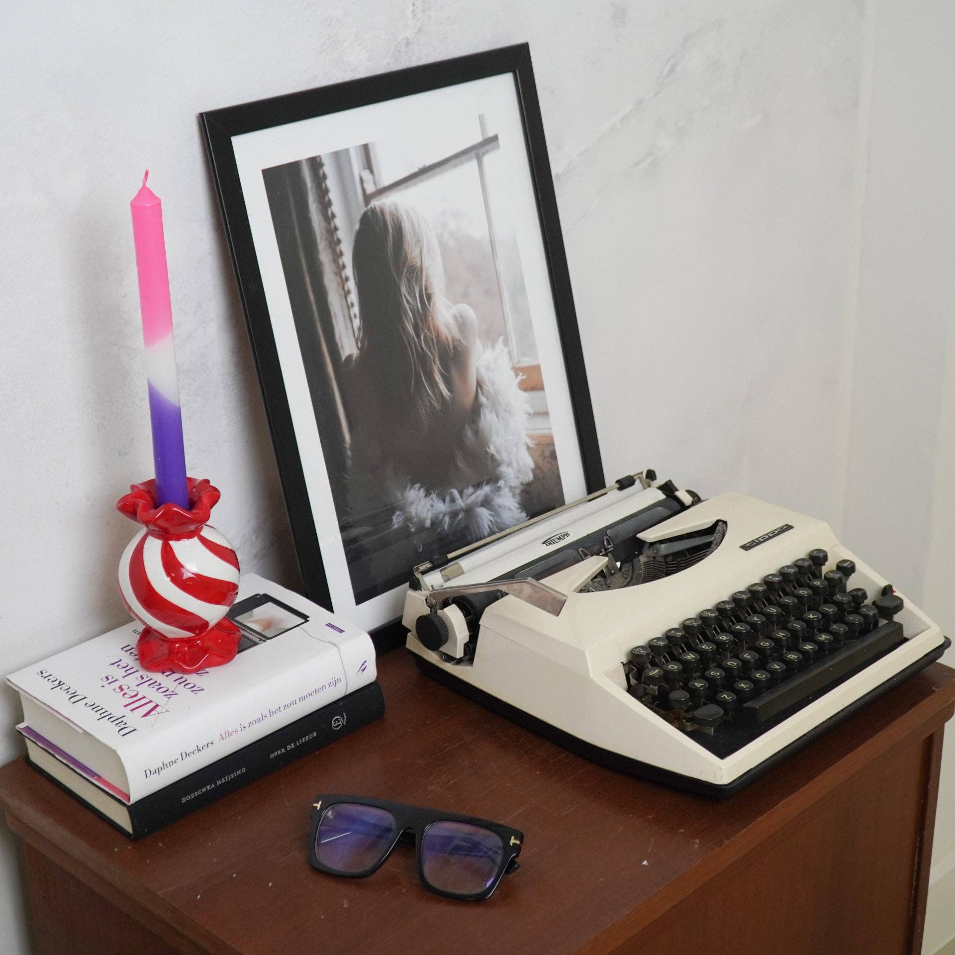 Housevitamin bv - Wholesale Kaarsenhouder - Kandelaar - Toffee Snoep - Rood/Wit - 8,5x8,5x13 cm1