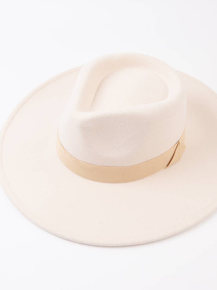 Chapeau de rancher en feutre végan avec garniture en gros-grain, couleur ivoire pour la vente par Lucca Couture