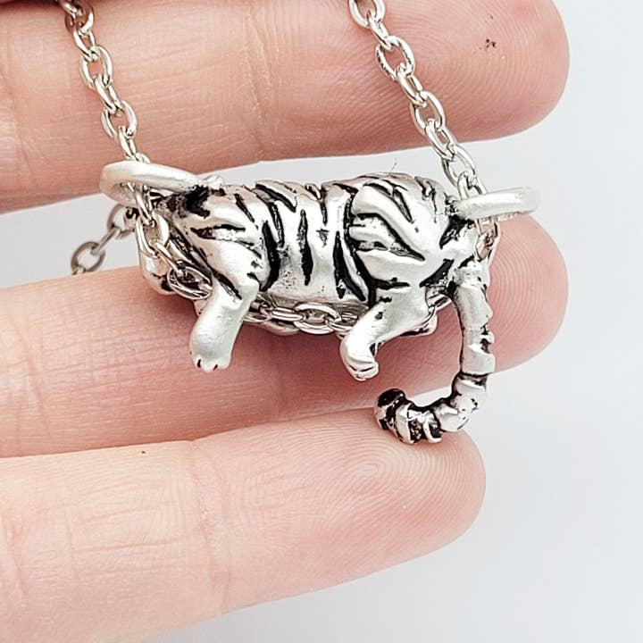 The Sparkling Pebble – wholesale Hänge-/berlockhalsband – Tiger hänge i silverpläterad tenn4