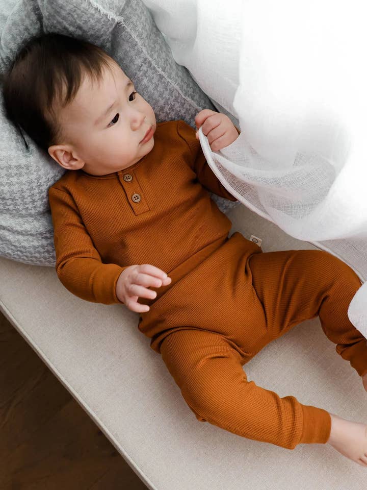 Leggings aus Bio-Baumwolle im Waffelmuster - Ingwer für den Großhandel von Lūmmi in Colour Babywear