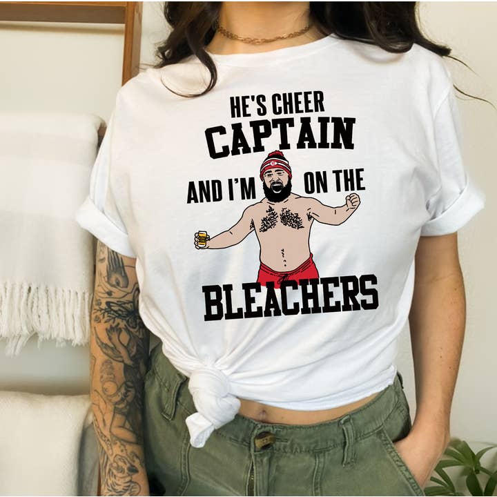 Camiseta Unissex He's Cheer Captain - KC por atacado de Into The Desert