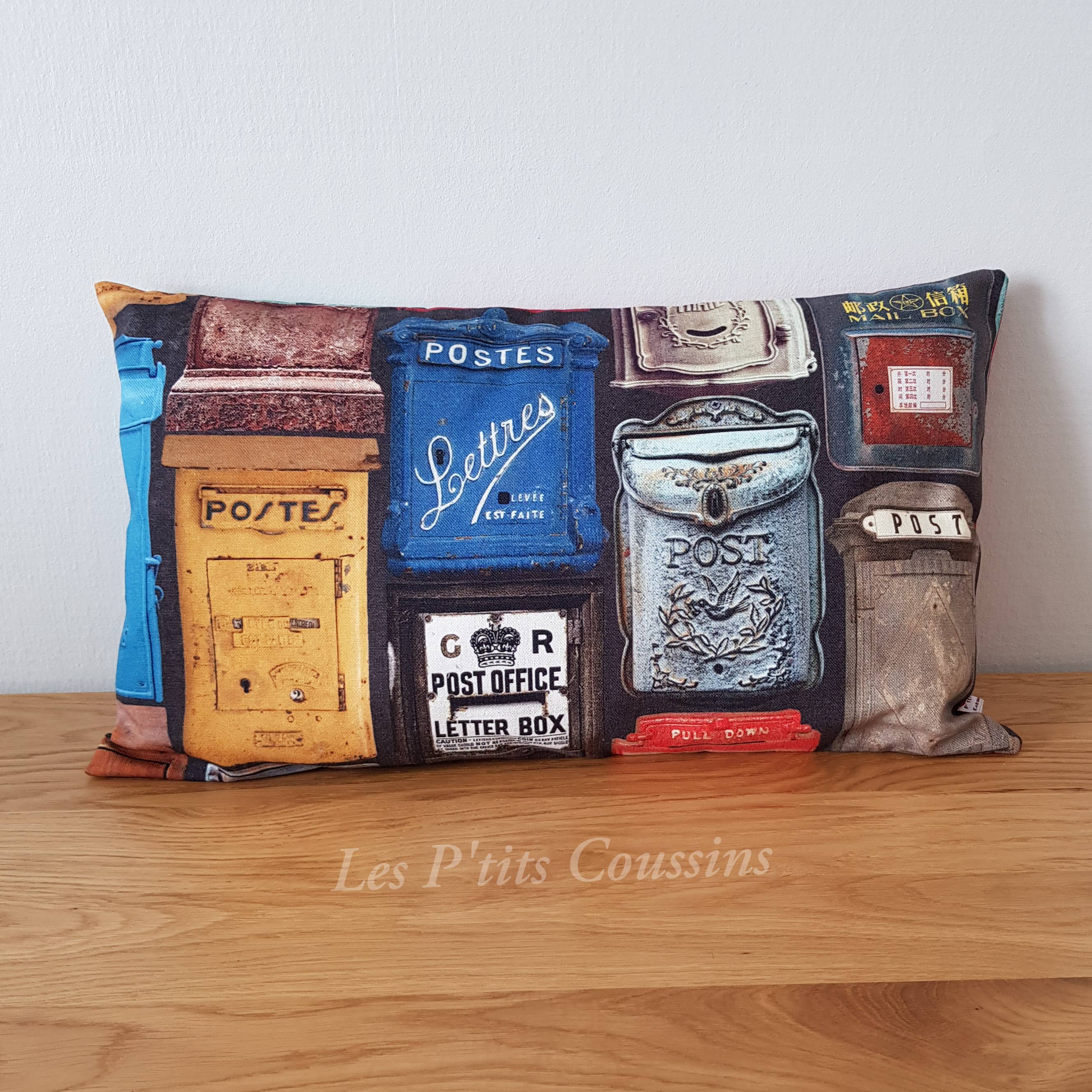 Les P'tits Coussins - Vendita all'ingrosso Cuscini decorativi - Cuscino con motivi industriali per cassetta delle lettere vintage0
