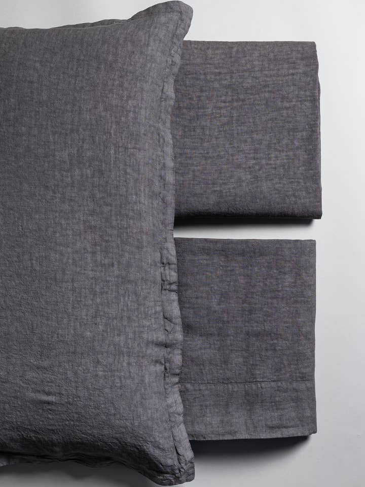 MUST påslakanset i 100 % linne, tillverkat i Italien för wholesale av FEELUM homelinen by David Home srl