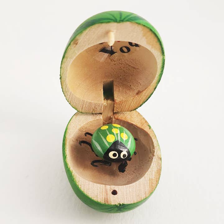 Luvbugs dipinti a mano per la vendita all'ingrosso da parte di Costello International