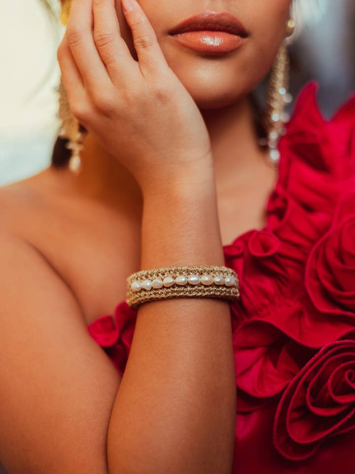 Bracelet manchette La Sevillana en crochet or ou argent avec perles d’eau douce pour la vente par Annabelle Hardie