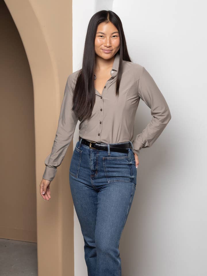 Beige Zijdeachtige Getailleerde Blouse met Prinsessennaden voor wholesale door Ameliora