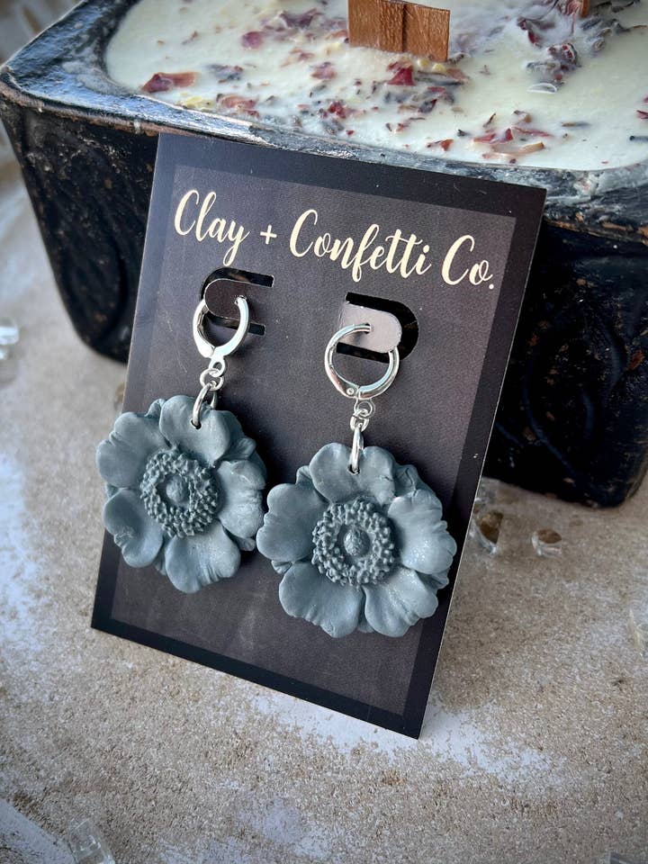 Dammig blå silver vallmo Puggie lera örhänge för wholesale av Clay & Confetti Co.