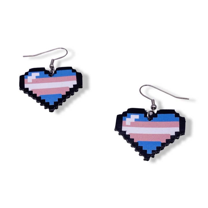 Boucles d'oreilles en similicuir Trans Pride Pixel Heart pour la vente par Geekish Gifts
