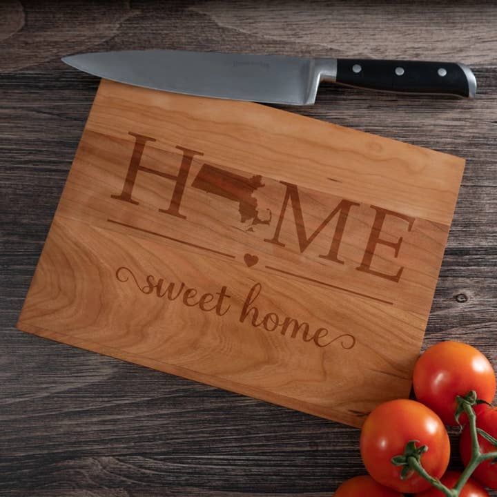 Planche à découper Massachusetts Home State Home, 12 x 9 cm, couleur cerise pour la vente par Blue Ridge Mountain Gifts