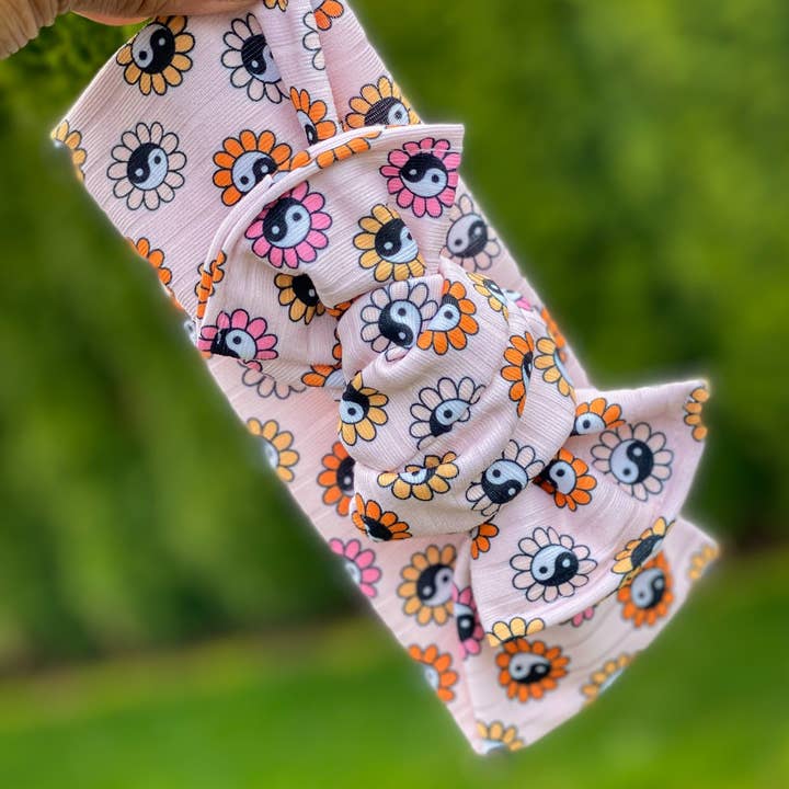 Cravate en tricot côtelé sur bandeau - Ying Yang Flowers pour la vente par Luna + Liyah