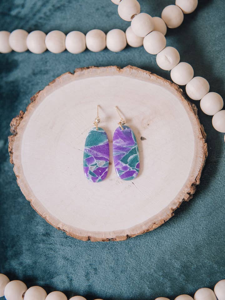 Orecchini in argilla polimerica con cristalli di fluorite per la vendita all'ingrosso da parte di Millburn Place