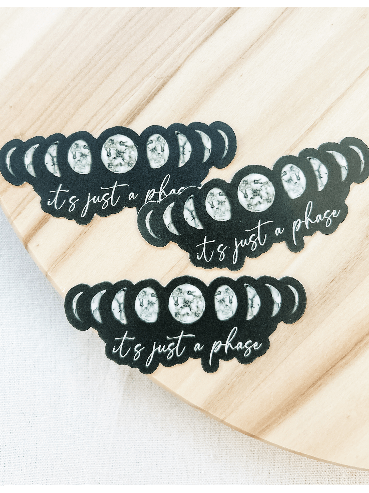 Studio Miller - Wholesale Sticker - Het is gewoon een fase maanfasen matte vinylsticker1