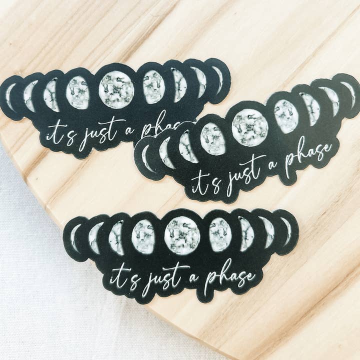 Studio Miller - Vente Autocollant - Autocollant en vinyle mat It's Just a Phase Moon Phases1