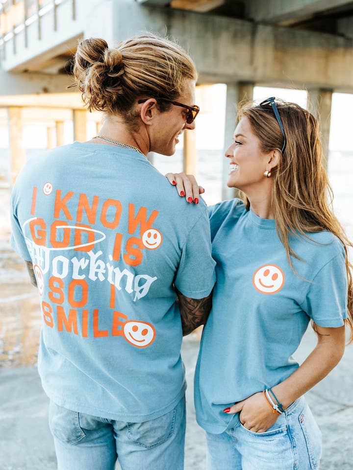 Maglietta So I Smile per la vendita all'ingrosso da parte di In God We Must