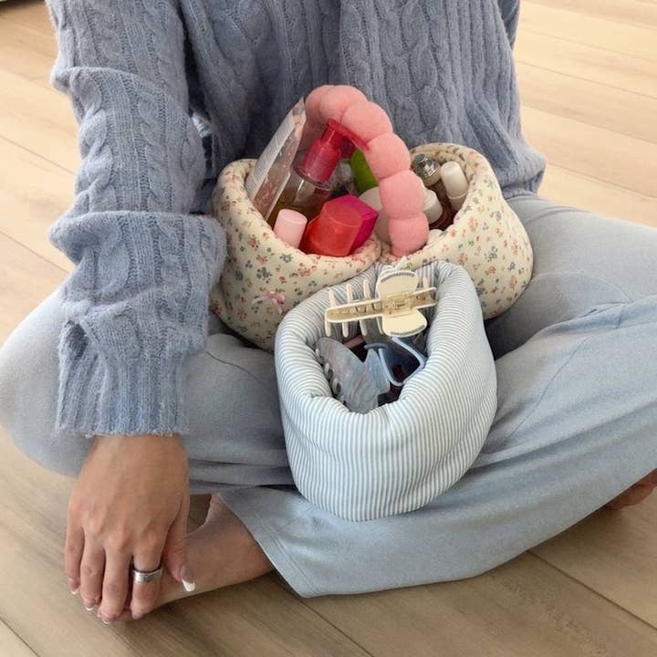 Beyond Scrunchies - Vendita all'ingrosso Borsa per trucchi/cosmetici - GRANDE ORGANIZZATORE A SECCHIO CON PUFF - STRISCE BLU6