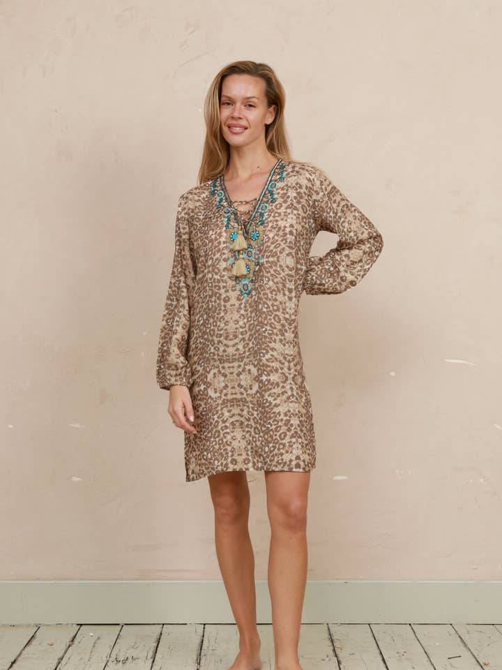 Kaftan perlé Leopard Sands Maldives pour la vente par Sophia Alexia