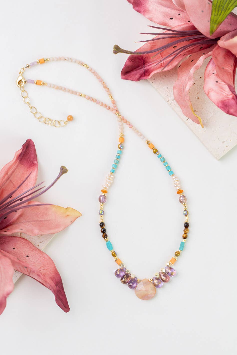 Anne Vaughan Designs Jewelry - Vente Collier de perles - Collier collage Joy 19-21" en opale rose, verre tchèque et perle d'eau douce0