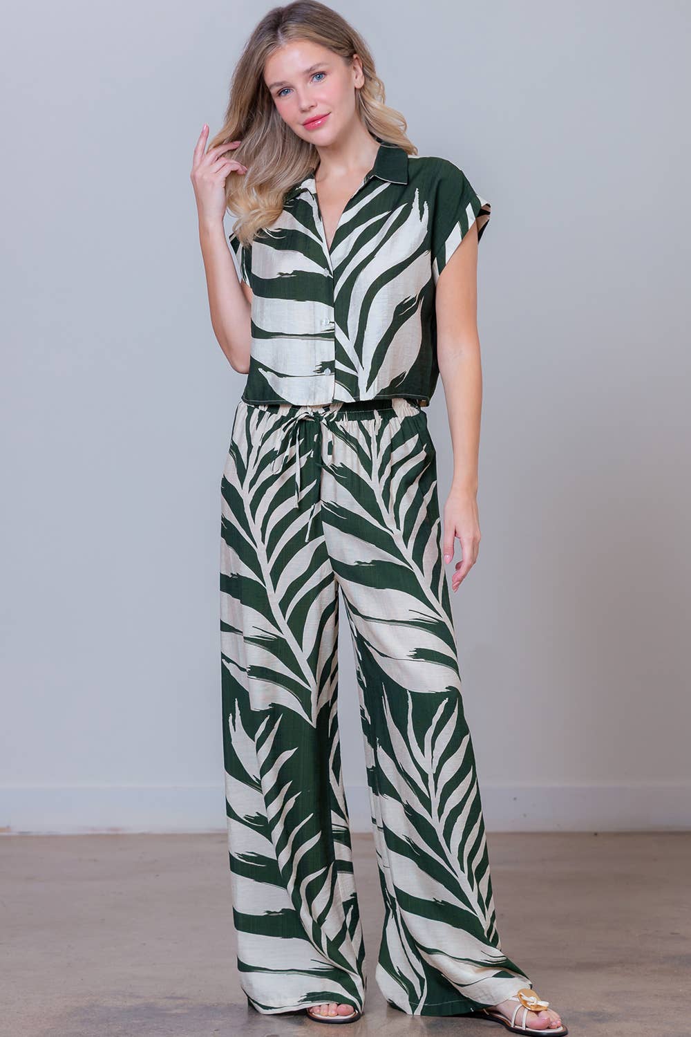 Verde Oliva ST82316-10-BP10165-10-IVY/OLIVE PALM CAMICIA A MANICHE CORTE IN RAYON in vendita all'ingrosso su Faire1