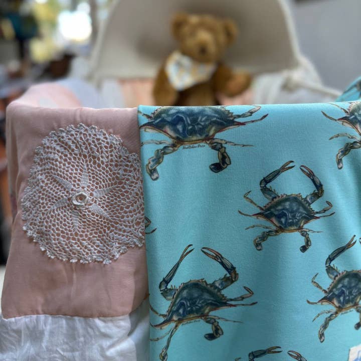 Manta de Bebé - Caranguejo Azul Repetido em Malha de Algodão Orgânico Azul Claro por atacado de Goose and Willow