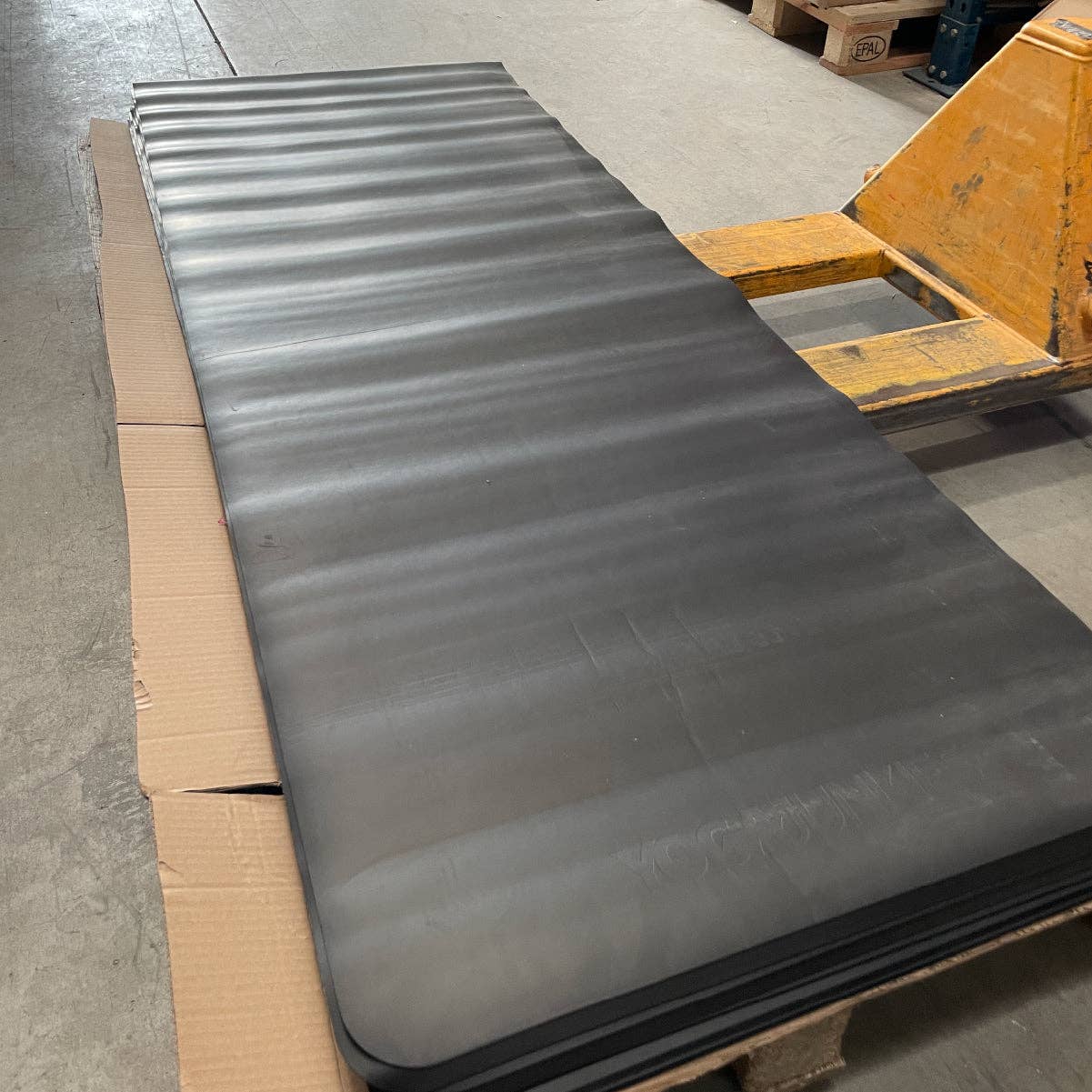 Yoga Junkies - Wholesale Yoga Mat - Brand New PRO Yoga Mat with Slight Waviness - Reduced Price!4