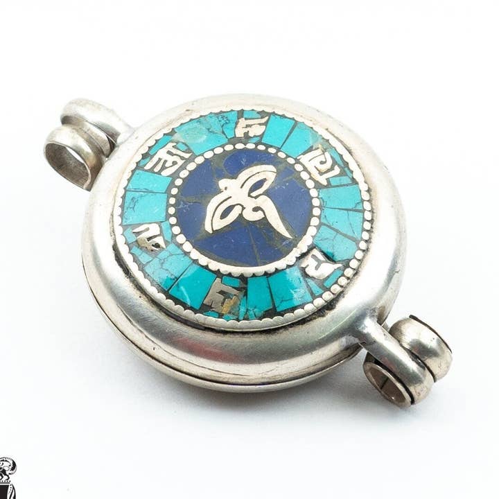 Colgante MANTRA GHAU NP10 con incrustaciones de lapislázuli turquesa de doble cara para venta al por mayor de SARAH DESIGNS JEWELRY