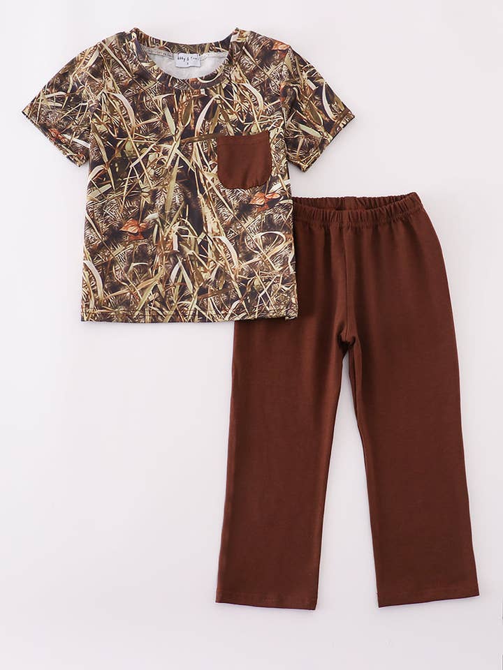 Ensemble de pantalons de camouflage pour la vente par Mom & Co.