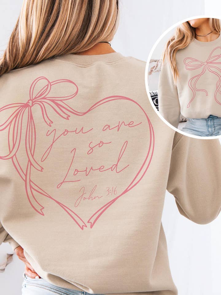 Sweat-shirt à nœud coquette "Tu es tellement aimé" pour la vente par CMD Wholesale