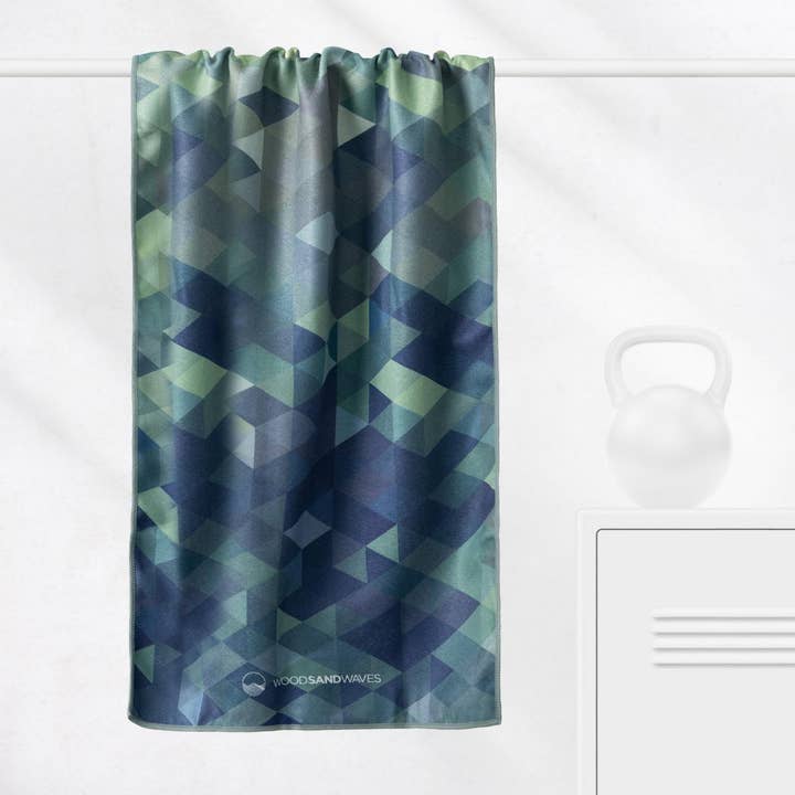 Trinity - Sporthandtuch mit Magnet & Zipper-Tasche für den Großhandel von WOODSANDWAVES