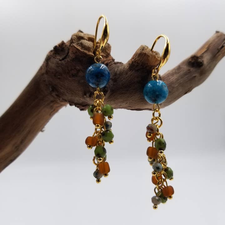 Boho örhängen med tofsar i natursten och glas för wholesale av CHAKRA JEWELRY