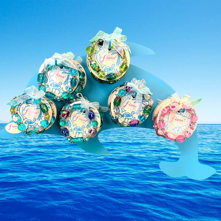 36 bracelets en verre représentant un dauphin avec affichage gratuit d'une créature marine pour la vente par Fiona Accessories