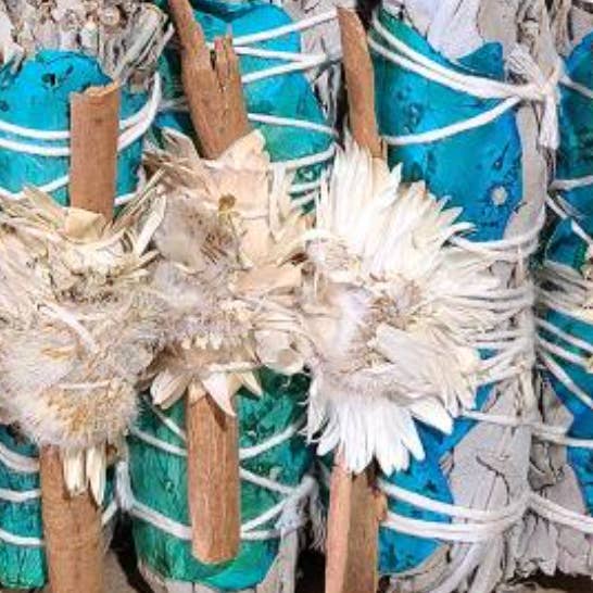 Liv Rocks - Vendita all'ingrosso Salvia - Pacchetto Divine Harmony Sage + Cinnamon Smudge con fiori blu3