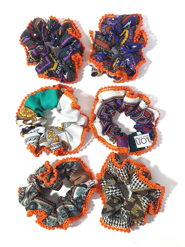 Elásticos de Cabelo em Seda Reciclada com Borlas por atacado de Beige & Co Thai Crafts