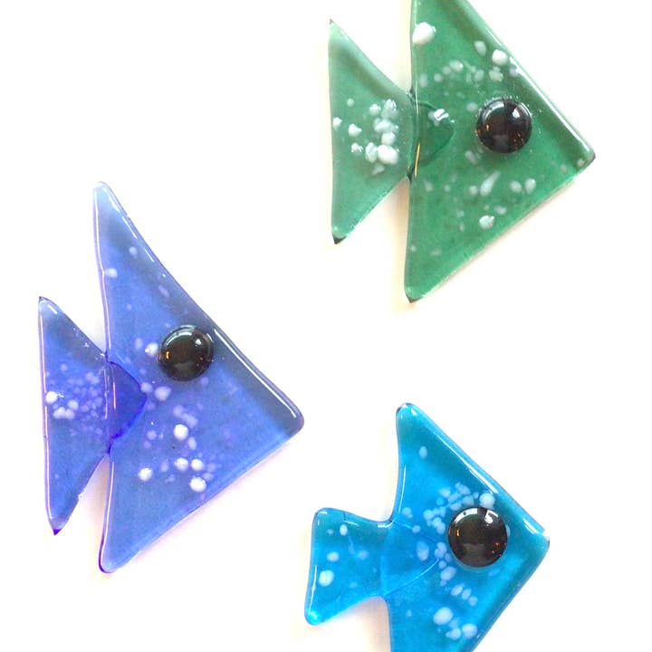 Tons variados de azuis, azul-petróleo e verdes. Enfeites de peixe para venda a revendedores na Faire1