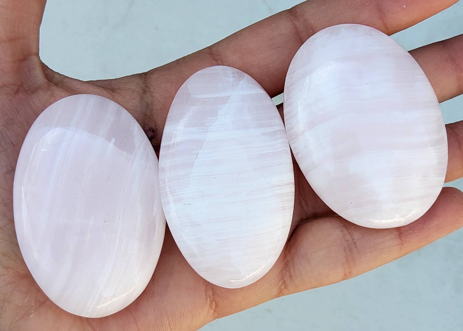 Metaphysical & Healing Crystals - Vendita all'ingrosso Pietra/cristallo spirituale - PIETRE PALMARI DI CALCITE ROSA FLUORESCENTE7