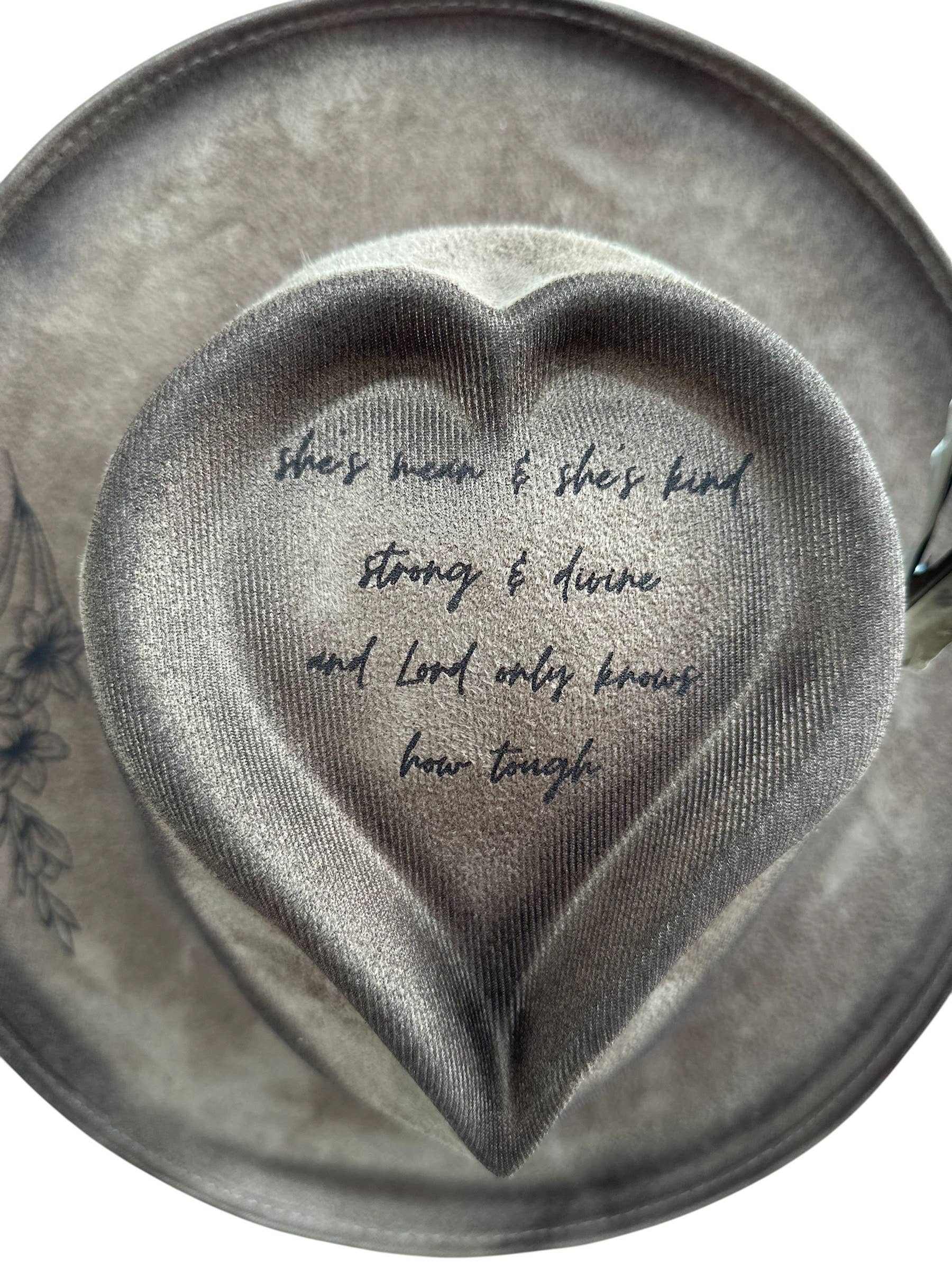 Wild Indigo – wholesale Cowboyhatt - Dam – She is mean & kind Zach Bryan-hatt med gladiolusblomma5