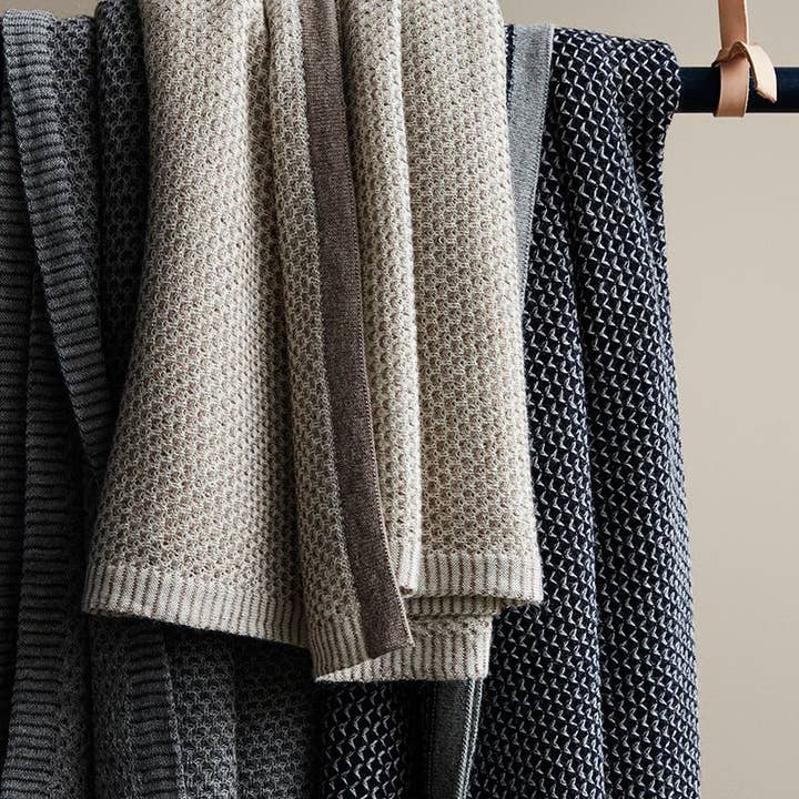 Raindrops Throw for wholesale by DM Brands Ltd