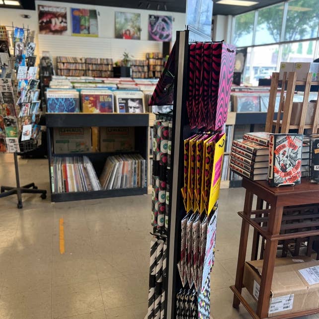 Rock'N Paper - Wholesale Retailer Display - Paper & Novelty - Spinner Display Gift Bag & Wrapping Paper (DISPLAY ONLY)4