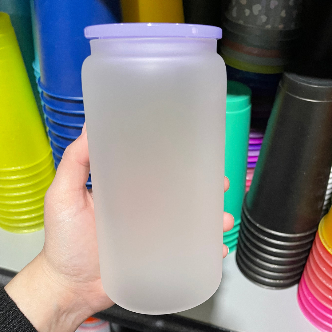 One Stop Cups – Engroshandel Drikkeglas/kop – 16 oz frostede glasdåser med farverige låg3