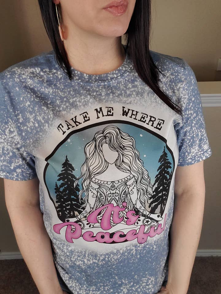 T-shirt sbiancata Take Me Where It's Peaceful per la vendita all'ingrosso da parte di Wanderlust Designs Wholesale