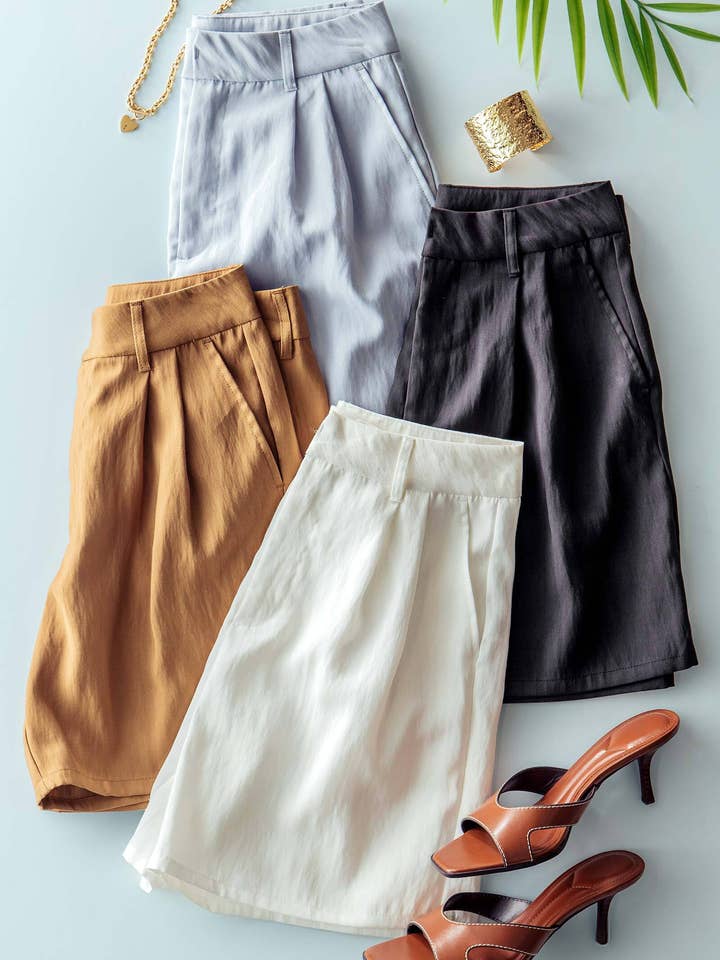 Short ample à plis devant pour la vente par Urban Daizy